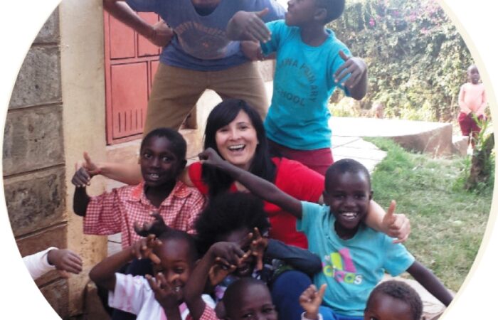 Assunta ed Angelo con i bambini dell'asilo Karibuni