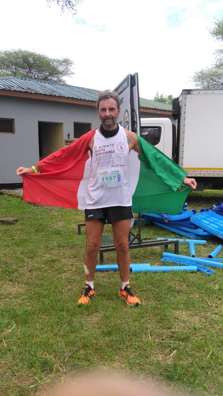 italiano MASSIMO SABATELLI volontario corre quarantasette chilometri in tanzania la maratona di massimo da 42 195 e diventata una ultramaratona di 47 chilometri in.Africa